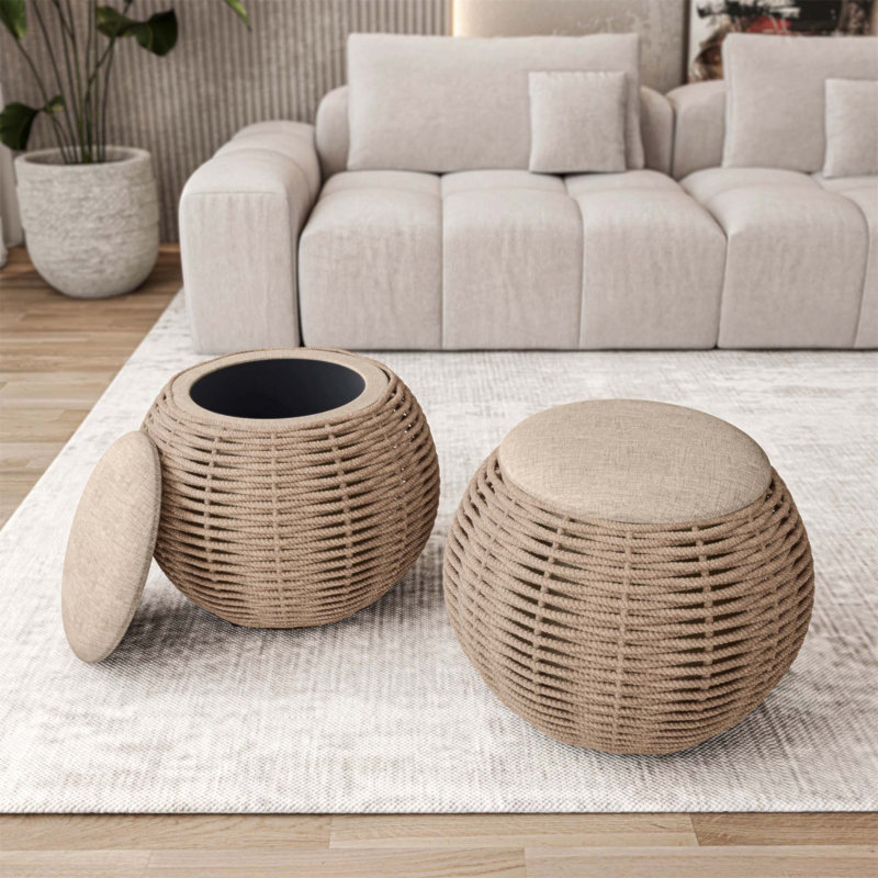 Repose-pieds de rangement naturel tissé avec compartiment spacieux, parfait pour un décor rustique et polyvalent.