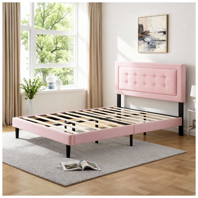 Structure de lit double tapissier pleine grandeur en velours rose avec tête de lit capitonnée carrée