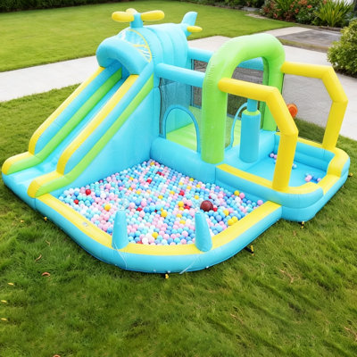 Château gonflable avec glissade d'eau, aire de jeux 12 en 1 pour enfants comprenant un avion gonflable, un mur d'escalade, une piscine profonde, un canon à eau et un jeu de fléchettes pour l'intérieur et l'extérieur.