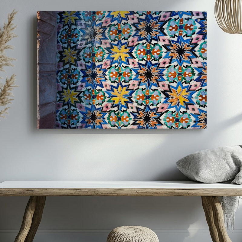 Toile d'un motif de tuiles marocaines vibrantes avec des formes géométriques complexes et des motifs d'art mural mettant en vedette une riche palette de couleurs sur toile