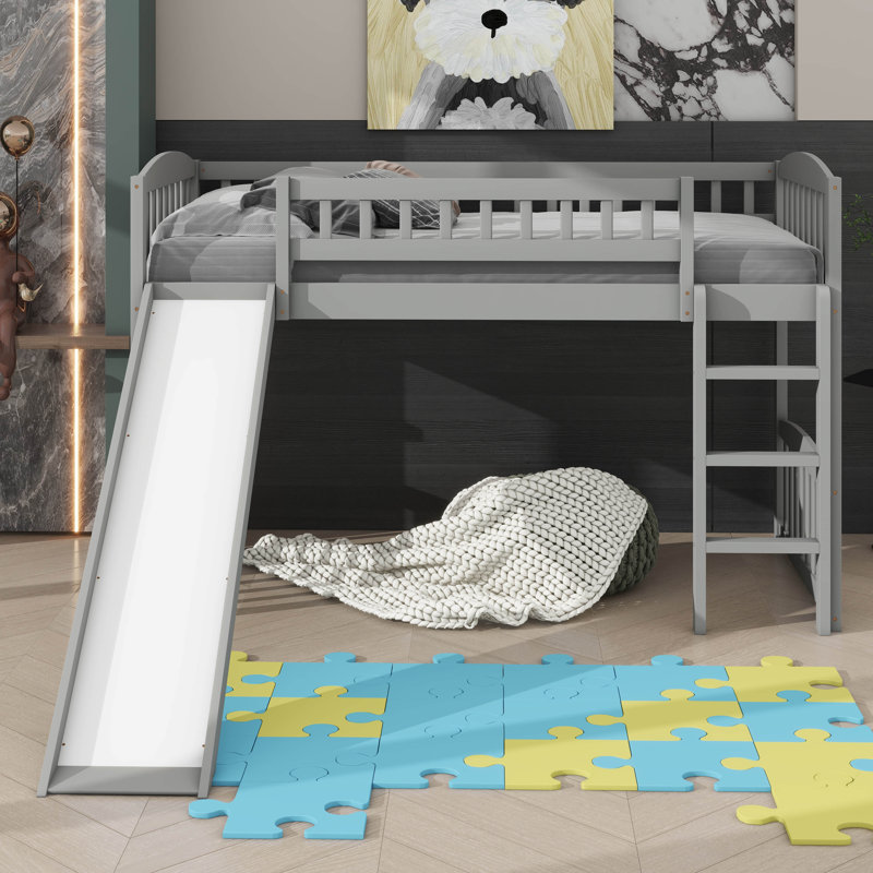 Lit mezzanine simple mis en valeur par une glissade excitante