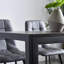 Ensemble de salle à manger 5 pièces moderne avec plateau en grain de bois et chaises rembourrées, siège en similicuir et structure en acier - gris et noir