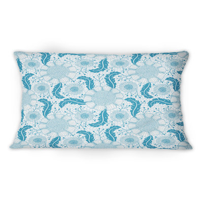 Coussin décoratif à imprimé fleuri bleu clair sur fond blanc
