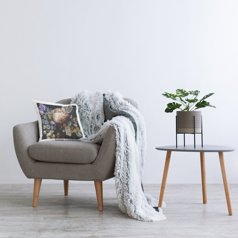 Design de coussin décoratif traditionnel avec arrangement floral foncé par Liz Jardine