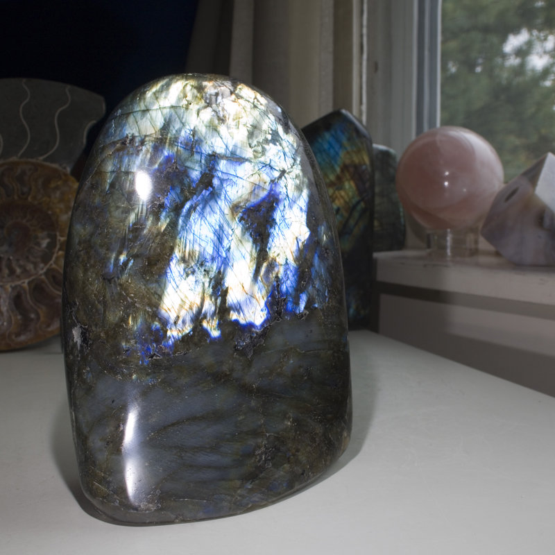 Labradorite arc-en-ciel en forme de dôme