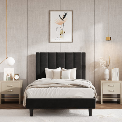 Lit plateforme tapissier avec velours et tête de lit rayée Stauton
