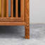 Armoire de rangement avec compartiments ouverts et fermés