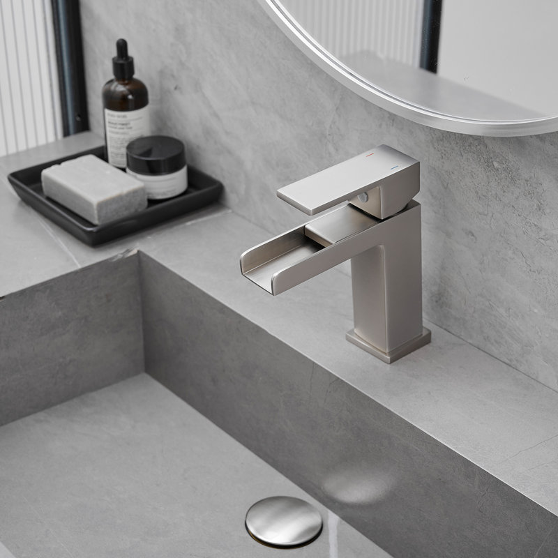 Robinet de salle de bain moderne à poignée simple et cascade Waterfall