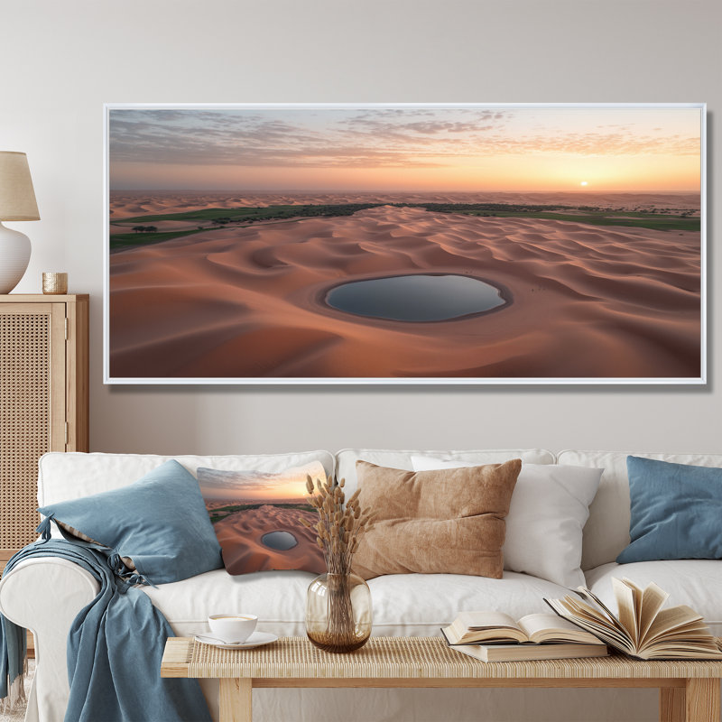 Une vue aérienne du désert du Sahara avec sable - art mural sur toile, H 16 po x l 32 po, Cadre flottant, Brun