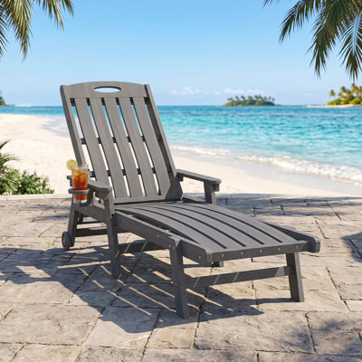 Chaise longue d'extérieur réglable en PEHD avec roulettes et porte-gobelet, inclinable en 5 positions, idéale pour la piscine.