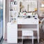 Table de meuble-lavabo de 41 po 41 po. Miroir à DEL à commande tactile 3 couleurs, 2 prises AC +. Tabouret rembourré. Design américain blanc., Très grand miroir extra gauche avec interrupteur.