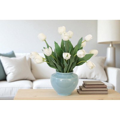 Tulipes crème dans un bol bleu
