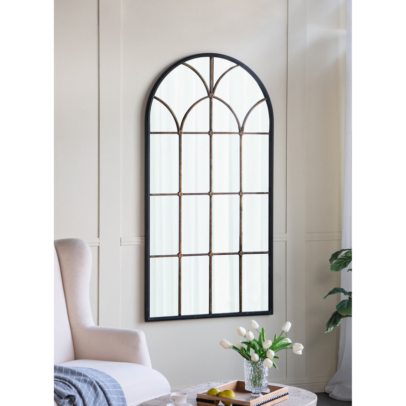 Miroir arqué noir et or de 34 po x 65,5 po de long, complément aux éléments décoratifs du salon dans la chambre à coucher