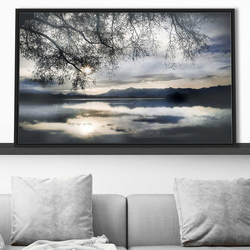 Staffelsee Lake par Irene Weisz - photographie, H 27,5 po x l 43,5 po, Reproduction avec cadre flottant, Noir