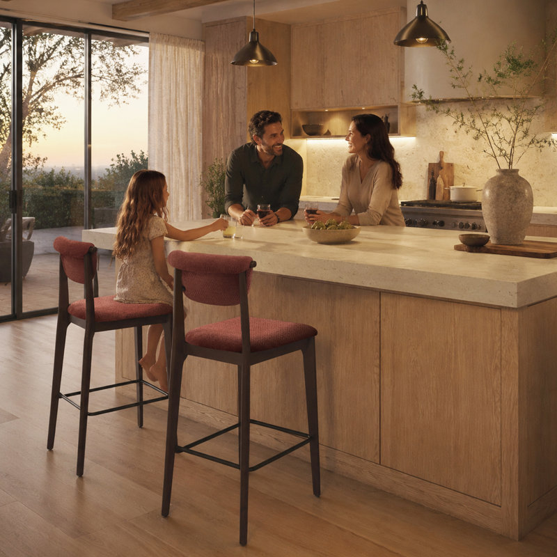 Tabouret de bar rembourré de style milieu du siècle, avec structure en bois massif, dossier incurvé et siège en tissu doux, idéal pour un îlot de cuisine moderne.