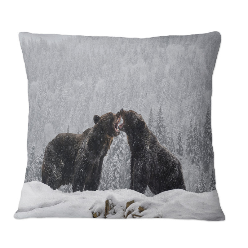 Combat de deux ours bruns en folie dans la forêt d'hiver - Coussin décoratif à imprimé traditionnel, 18 po x 18 po
