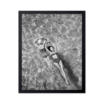 Les maillots de bain flottent dans l'eau