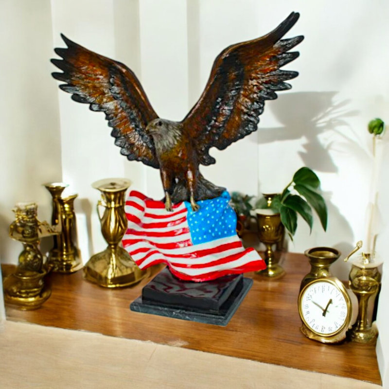 Statue aigle avec drapeau américain en bronze - symbole de force et de liberté Vappu, L 32 po x l 14 po x H 35 po