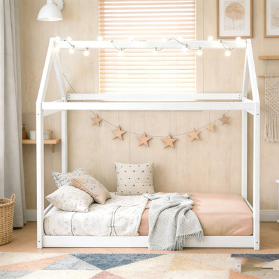 Lit simple en bois