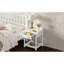 Table de chevet de chambre à coucher de style rétro avec poignée en métal - tiroir de table de chevet blanc et tablette ouverte-669429443