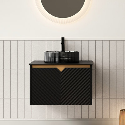 Meuble-lavabo mural de 61 cm (24 po) avec lavabo en cristal noir transparent, surface en pierre frittée, portes doubles en sergé, garniture en métal, fermeture amortie, finition teintée.