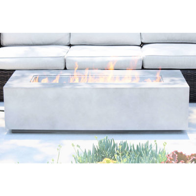 Foyer en béton moderne - propane, flamme réglable dans une teinte blanc crème, teinte crème, allumage intégré pour un éclairage facile