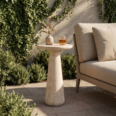 Table d'appoint d'extérieur Edrin Modern MGO en travertin texturé, avec plateau rond et base conique