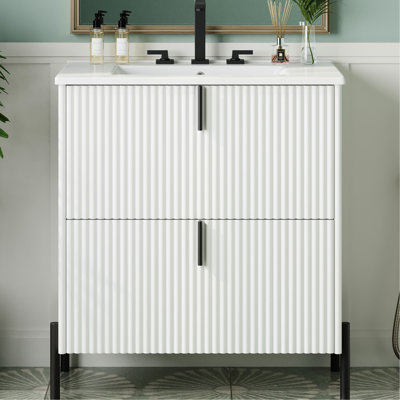 Meuble-lavabo blanc de 76 cm (30 po), lavabo en céramique, tiroirs à fermeture amortie, extérieur cannelé et rangements bien pensés. Meuble-lavabo blanc de 76 cm (30 po), équipé d'un comptoir, d'un mécanisme et d'un style complets.
