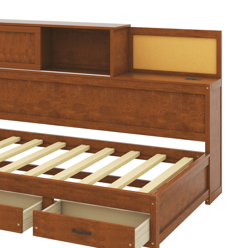 Lit de jour fonctionnel en bois simple avec trois tiroirs de rangement, une tablette supérieure souple et une collection de prises avec ports USB