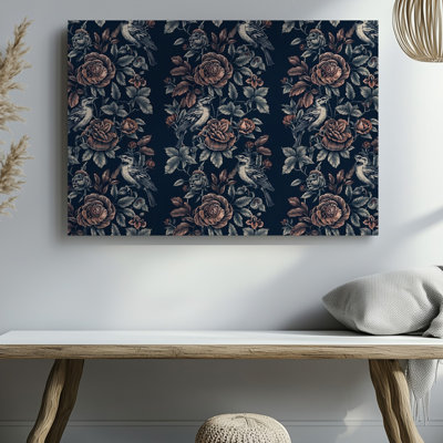 Toile, conception de papier peint floral d'inspiration gothique richement détaillée avec art mural complexe illustré d'oiseaux perchés parmi des toiles luxuriantes