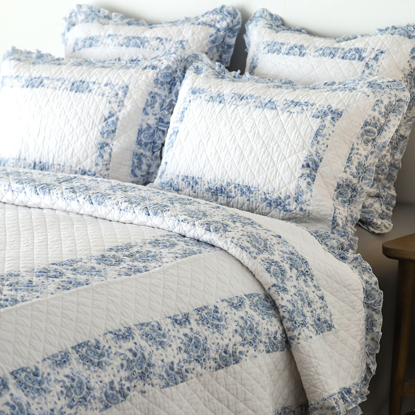 Berna Blue/White Cotton Quilt Set, Twin