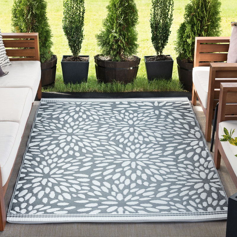 Tapis d'intérieur / extérieur à motif floral gris / blanc Tara, Rectangle 5 pi 11 po x 8 pi 10 po