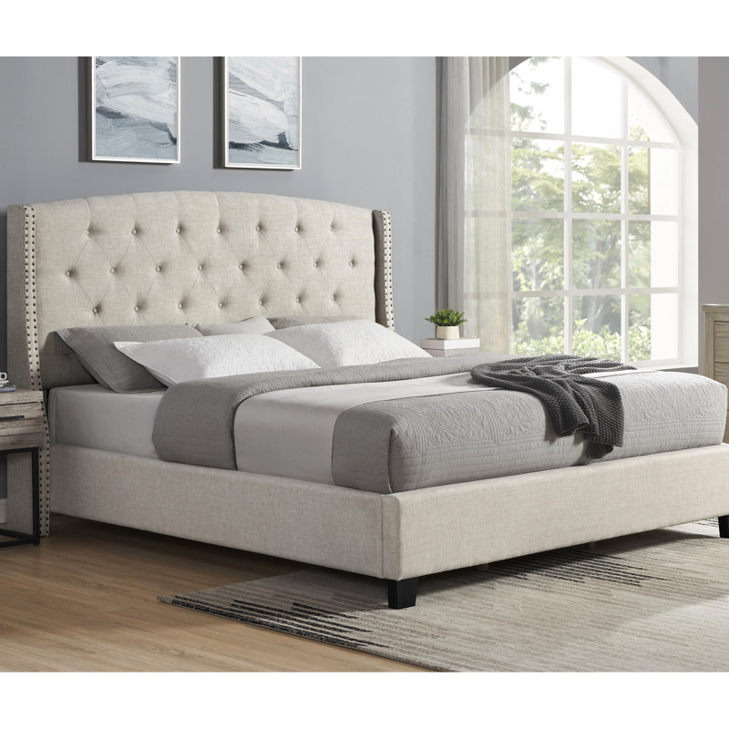 Grand lit rembourré avec oreilles et capitonnage à boutons, beige - Élégante chambre à coucher