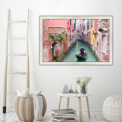 " Narrow Canal "