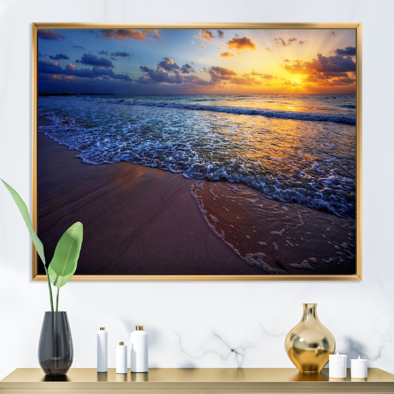 Coucher de soleil sur une plage de l'océan I - photographie sur toile, H 12 po x l 20 po x P 1 po, Cadre flottant doré