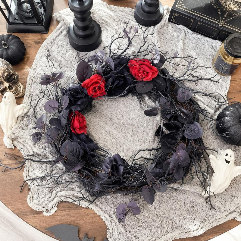 Couronne de brindille noire de 17,7 pouces avec des roses rouges et noires, décoration de couronne de porte d'entrée gothique d'Halloween