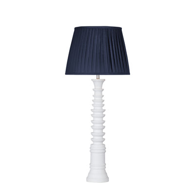 Lampe de table en plâtre blanc avec abat-jour plissé bleu marine Dover