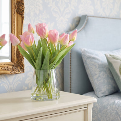 Tulipes disposées dans un vase en verre