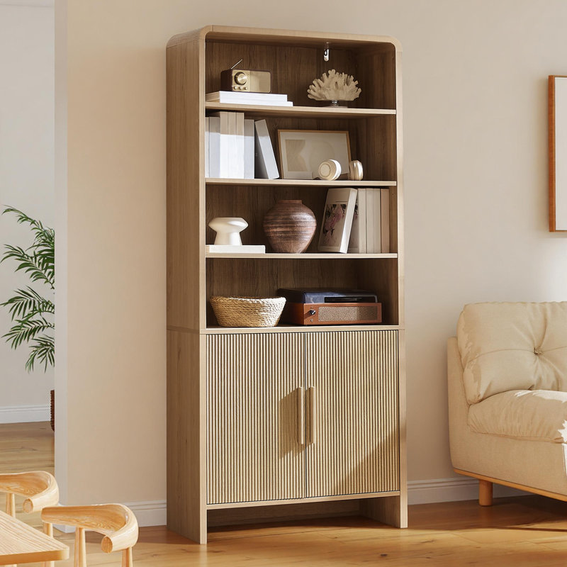Bibliothèque moderne en grain de bois avec portes cannelées et tablettes de rangement ouvertes, naturel, Naturel