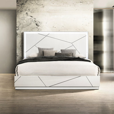 Grand lit de style contemporain avec tête de lit à DEL blanche et argentée ultrabrillante et éléments de lignes modernes aux lignes distinctives, idéal pour la chambre à coucher