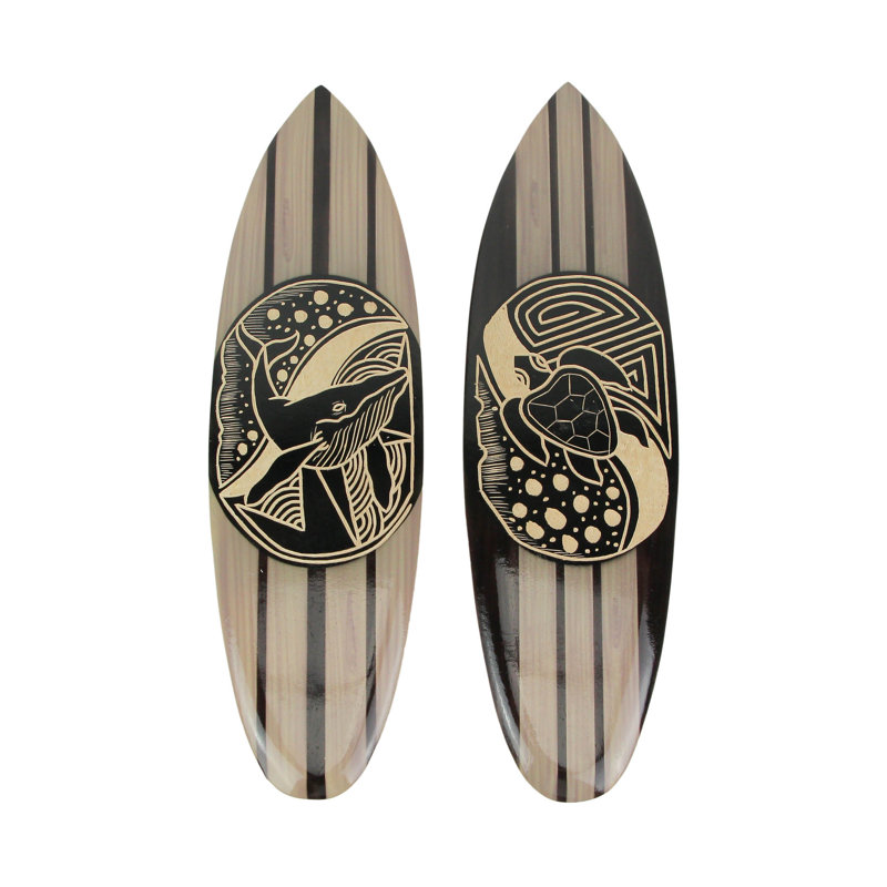 Ensemble d'art mural de planche de surf en bois sculpté à la main de style côtier polynésien avec des baleines noires et des tortues de mer, ensemble de 2 - H 19,75 po x l 5,75 po x P 0,5 po