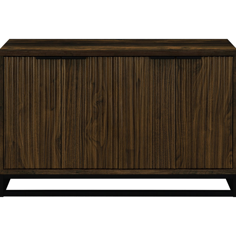 Armoire d'appoint à 4 portes en bois d'ingénierie au fini pin foncé, avec un design cannelé, deux tablettes fixes et un look moderne pour les maisons décontractées