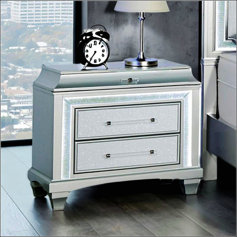 Table de chevet de style glam avec lumière DEL, garniture en faux cristal et poignées en acrylique au fini gris pour un décor de chambre à coucher élégant