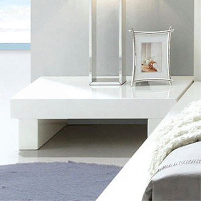 Petite table de chevet avec chargeur USB à finition blanche
