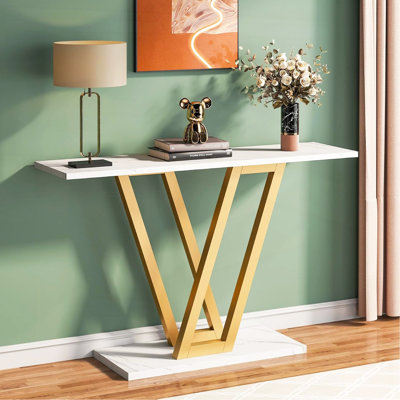 Console moderne 43 po avec plateau en faux marbre, table d'entrée étroite avec structure en métal à pieds en V, table de canapé mince pour le couloir, le salon ou le vestibule, blanc et or