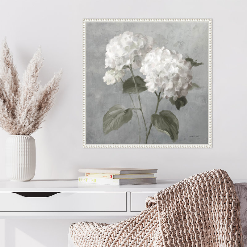 «White Hydrangeas» par Danhui Nai, reproduction d'art sur toile encadrée, H 22 po x l 22 po