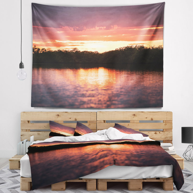 Paysage coucher de soleil sur une tapisserie de lagon tropical, H 68 po x l 80 po