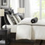 Literie de luxe pour très grand lit de 9 pièces avec un design classique moderne, trop rembourré pour un sommeil confortable et une broderie d'édredon de taille intérieure, housse amovible toutes saisons