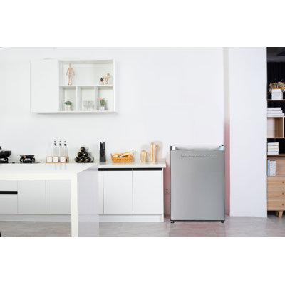 Frigidaire 3.0 CU. Pi. Congélateur vertical en acier inoxydable de la série Design Platinum, argent