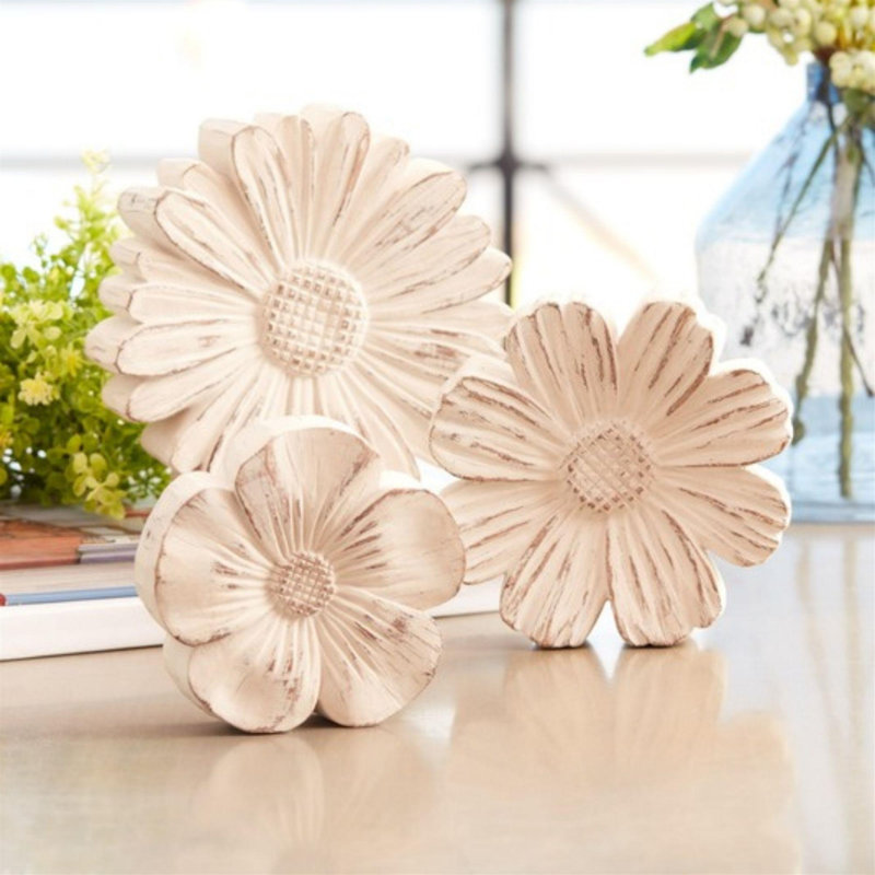 Ensemble de trois fleurs de table sculptées blanches patinées